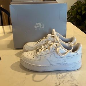 White Nike Air Force 1 size 4.5 Y